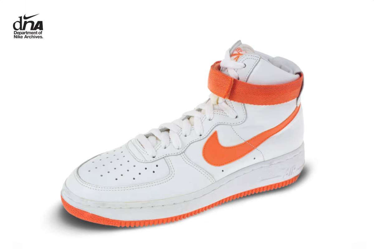 Архивна снимка на класически модел Nike Air Force 1 в бяло и оранжево.