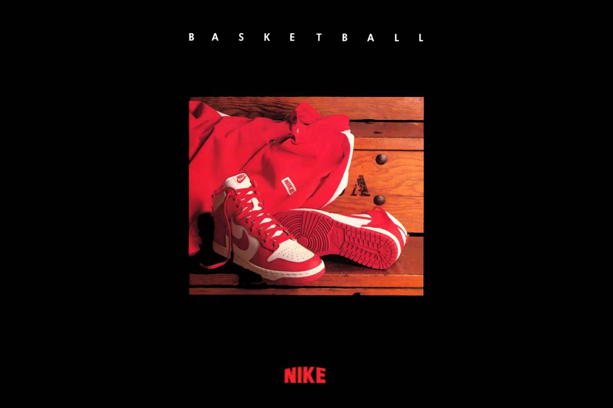 Ретро реклама на Nike Basketball с червено-бели маратонки Nike Dunk High и червен суичър.
