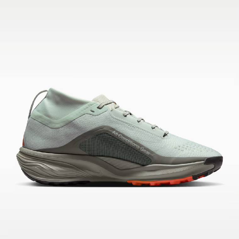 Мъжки маратонки за бягане Nike Pegasus Trail Gore-Tex в сив цвят с оранжеви елементи на подметката &ndash; профил