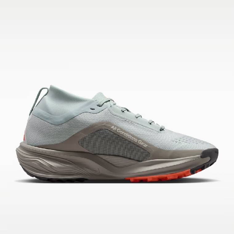 Дамски маратонки за бягане Nike Pegasus Trail Gore-Tex в сив цвят с оранжеви елементи на подметката &ndash; профил
