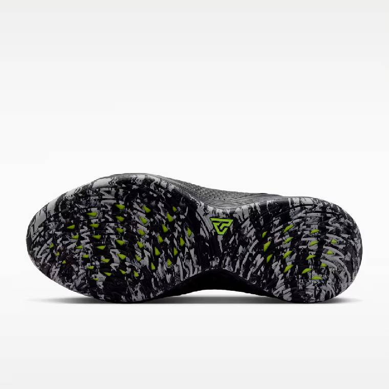 Черно-бяла баскетболна обувка Nike Giannis Freak 8, изглед  към подметката.