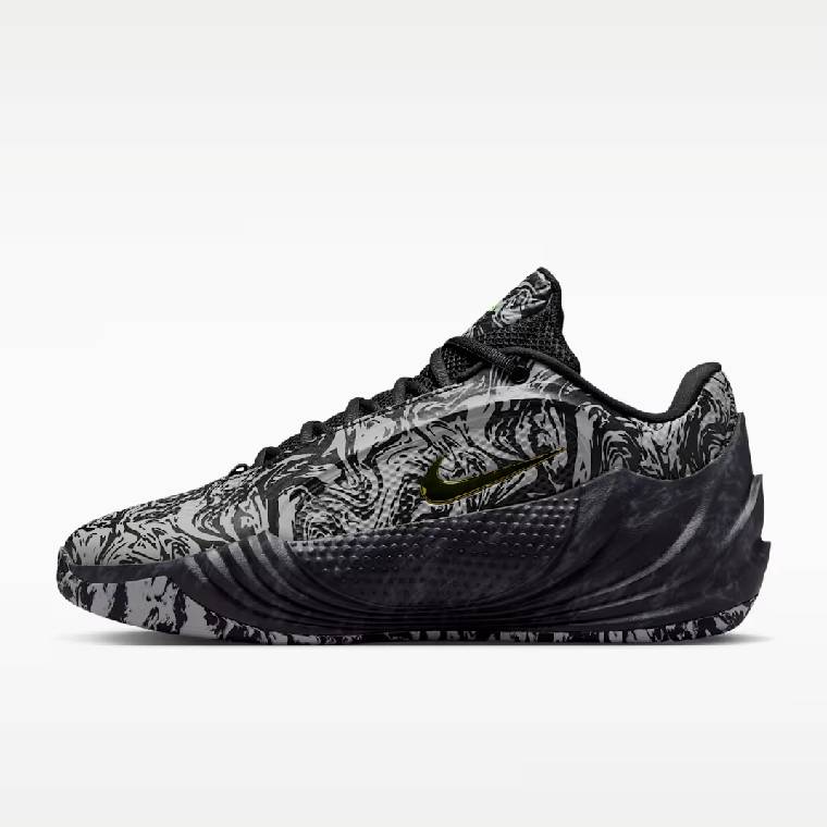 Черно-бяла баскетболна обувка Nike Giannis Freak 8, изглед  отстрани.