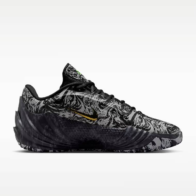 Черно-бяла баскетболна обувка Nike Giannis Freak 8, изглед  отстрани.
