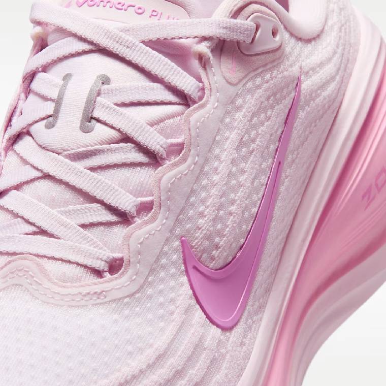 Дамски маратонки Nike Vomero Plus в розово, изглед към горната част