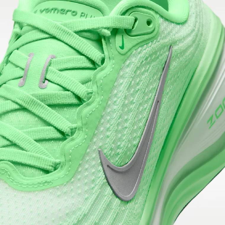 Дамски маратонки Nike Vomero Plus в светлозелено, изглед към горната част