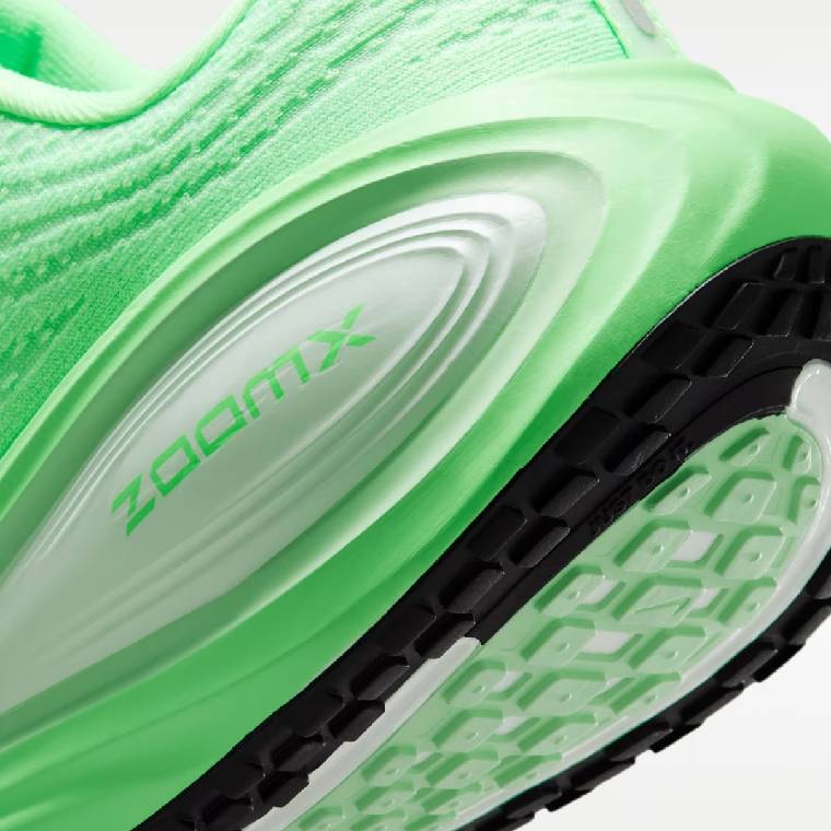 Дамски маратонки Nike Vomero Plus в светлозелено, изглед към междинната подметка