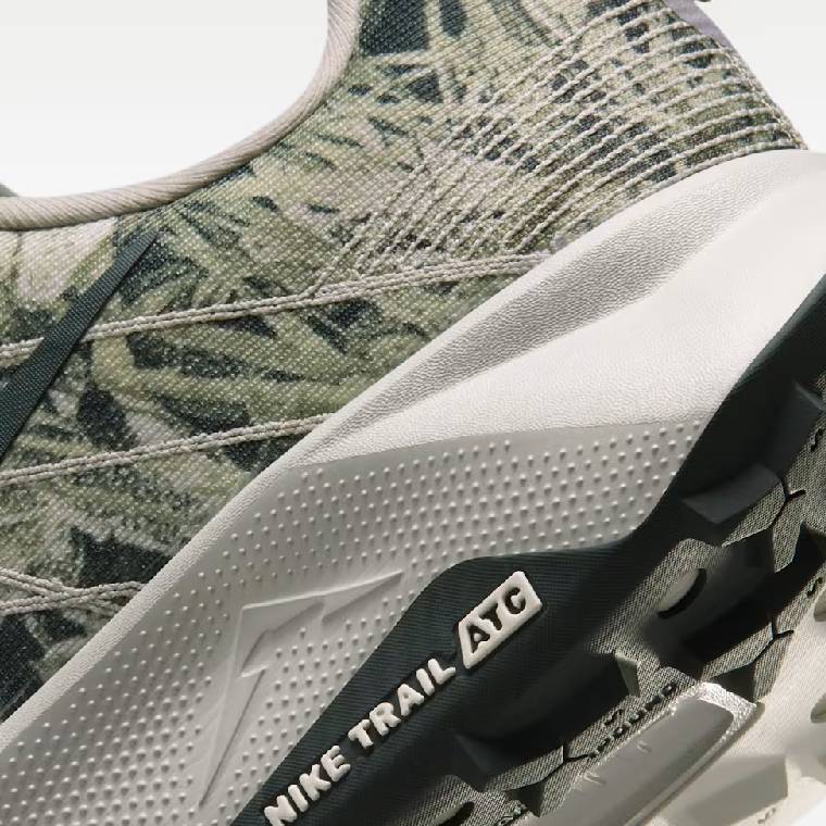 Детайлен изглед на подметката Nike Trail ATC, омекотяващата междинна подметка и камуфлажната материя при петата на мъжки обувки за трейл бягане Nike Wildhorse 10