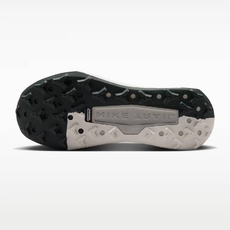 Изглед отдолу на офроуд подметката с Rock Shield плочка и лого Nike Trail на маратонки Nike Wildhorse 10   
