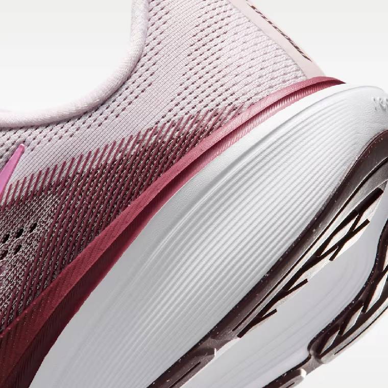 Дамски маратонки Air Zoom Pegasus 42 в розово с тъмнорозови и бели детайли, изглед към междинната подметка