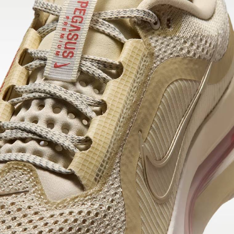 Дамски маратонки Nike Pegasus Premium в екрю с дебела омекотяваща подметка, детайлен изглед към горната част