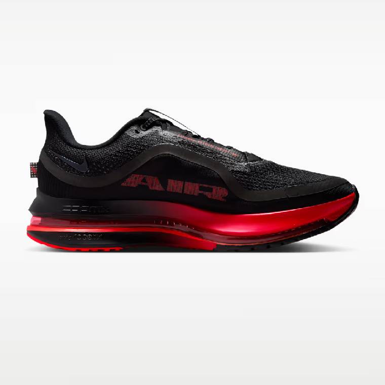 Мъжки маратонки Nike Pegasus Premium в черно и червено с дебела омекотяваща подметка, страничен профил