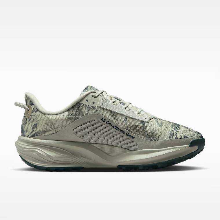 Дамски обувки за трейл бягане Nike ACG Pegasus Trail с камуфлажен принт в сиво-зелени тонове, надпис All Conditions Gear и дебела омекотяваща подметка 