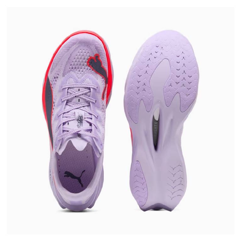 Изглед отгоре и отдолу на лилави маратонки Puma Deviate Nitro Elite, показващ стелката, връзките и грайфера на подметката. 