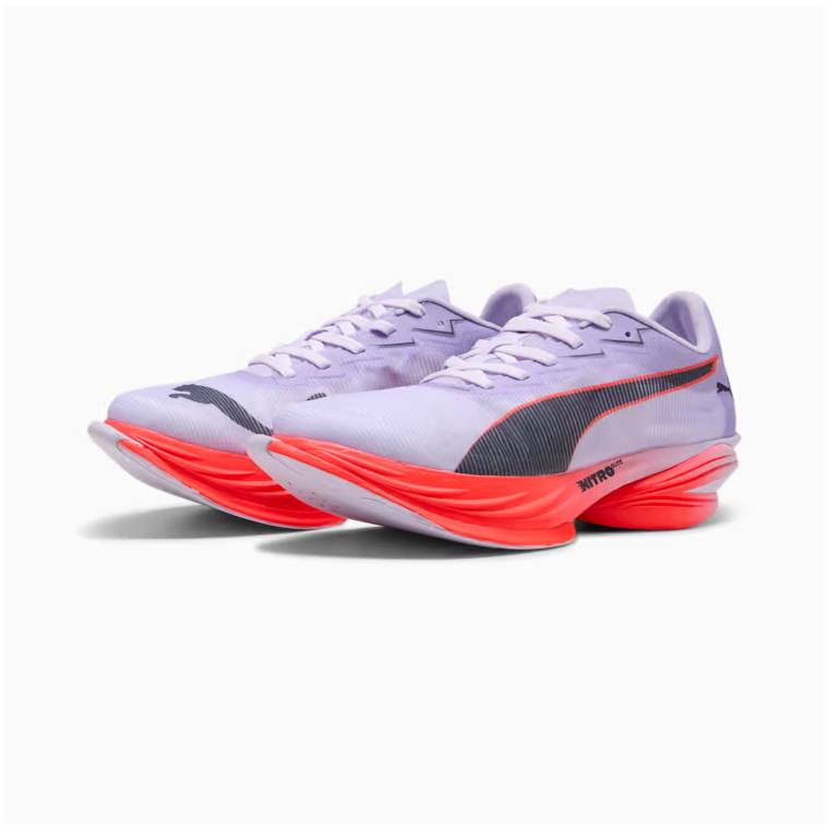 Изглед отпред-странично на чифт лилави маратонки Puma Fast-R Nitro Elite с червена подметка. 