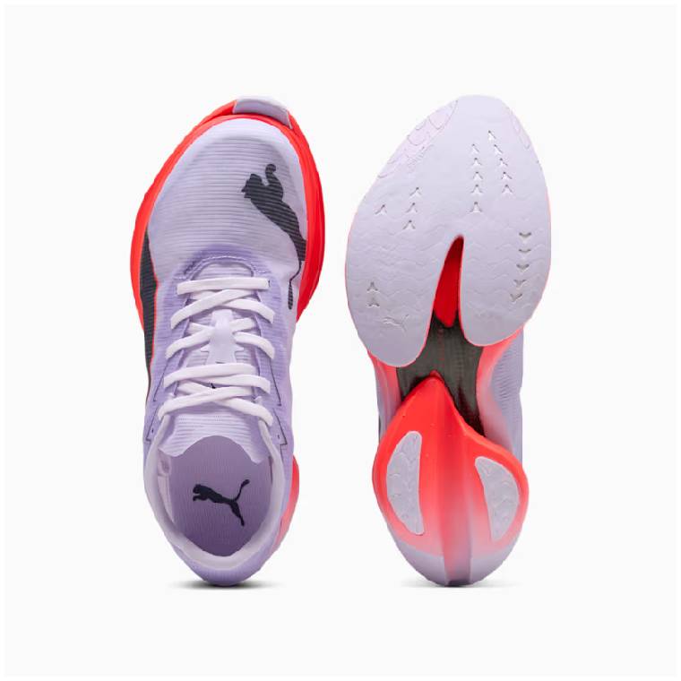 Изглед отгоре и отдолу на лилави маратонки с червени елементи Puma Fast-R Nitro Elite, показващ горната част, връзките и подметката. 