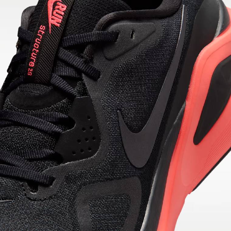 Мъжки маратонки Nike Structure 26 в черно с червени детейли, изглед към горната част