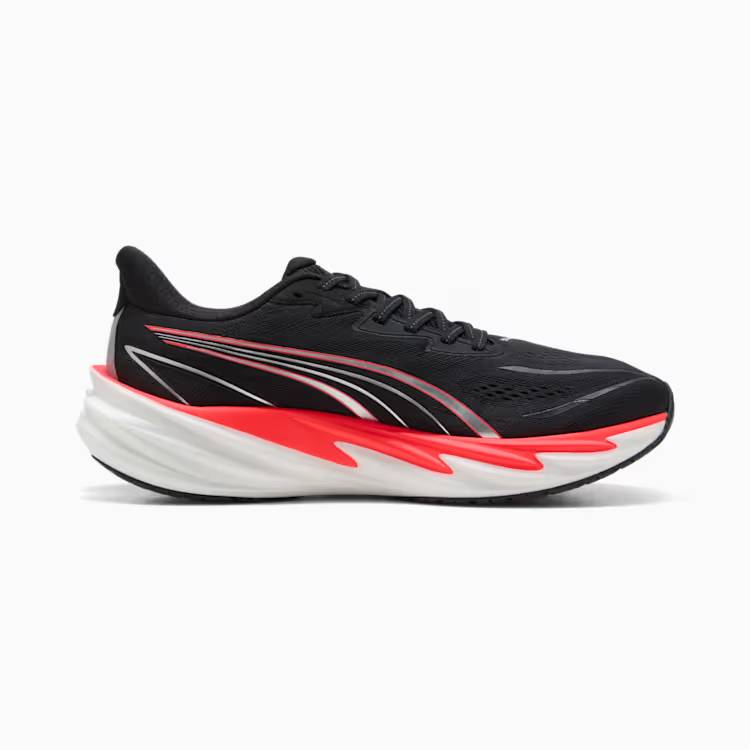 Дясна спортна обувка Puma Velocity Nitro 5 в черен цвят, заснета странично от вътрешната страна на бял фон. Моделът има дишаща черна мрежеста горна част, сребристо-червени линии на емблемата Puma Formstrip и бяла междинна подметка с ярък червено-оранжев акцент.