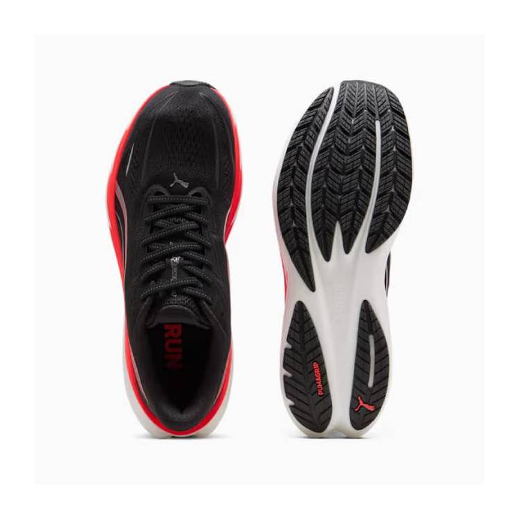 Изглед отгоре на черна маратонка Puma Velocity Nitro 5 с червени акценти, показана до черната си грайферна подметка PUMAGRIP. 