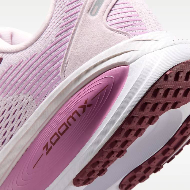 Дамски маратонки Nike Vomero 18 в розово с тъмночервени и бели детайли, изглед към междинната подметка