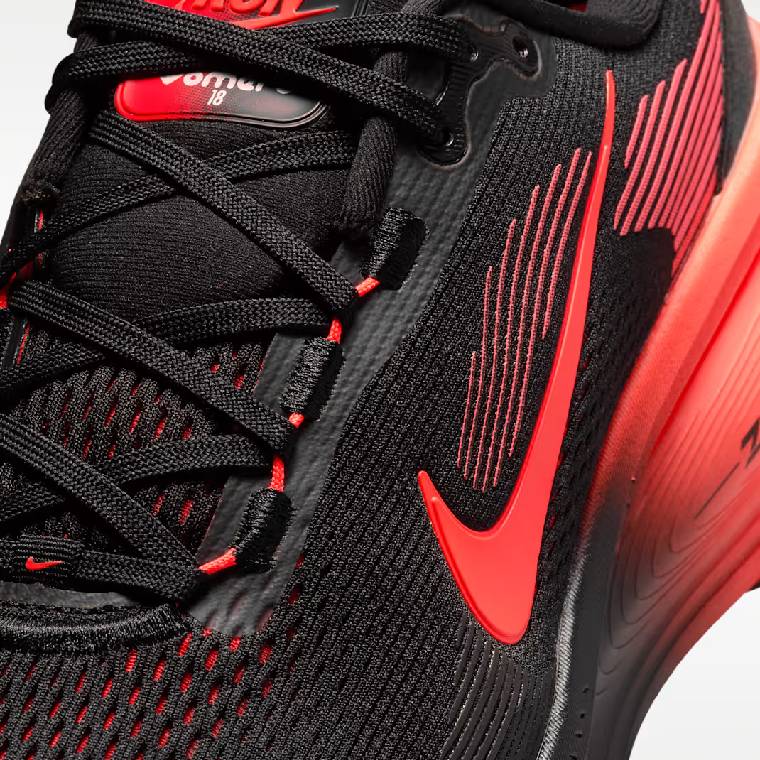 Мъжки маратонки Nike Vomero 18 в черно с червени детайли, изглед към горната част
