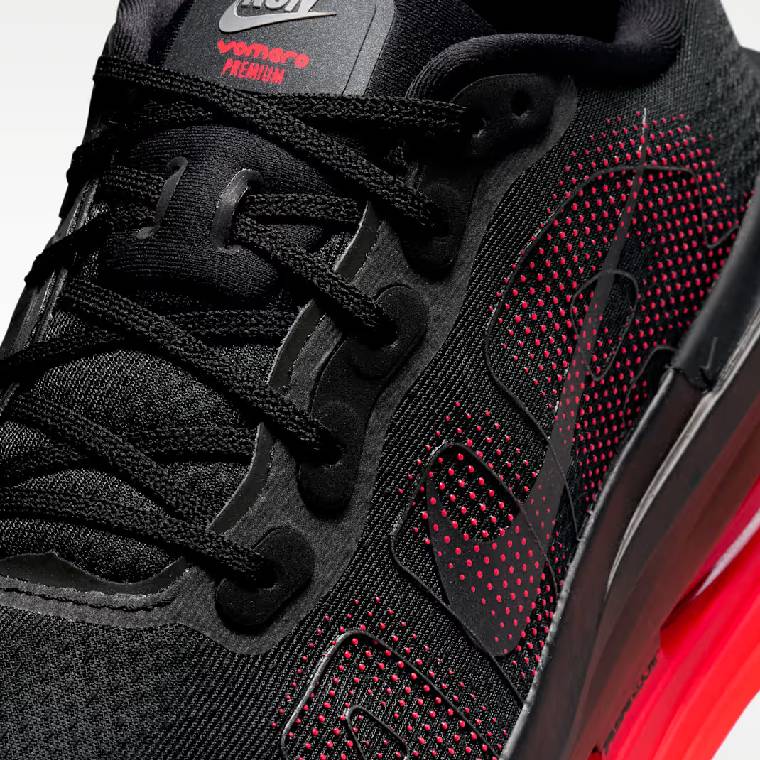Мъжки маратонки Nike Vomero Premium в черно с червени акценти, изглед към горната част
