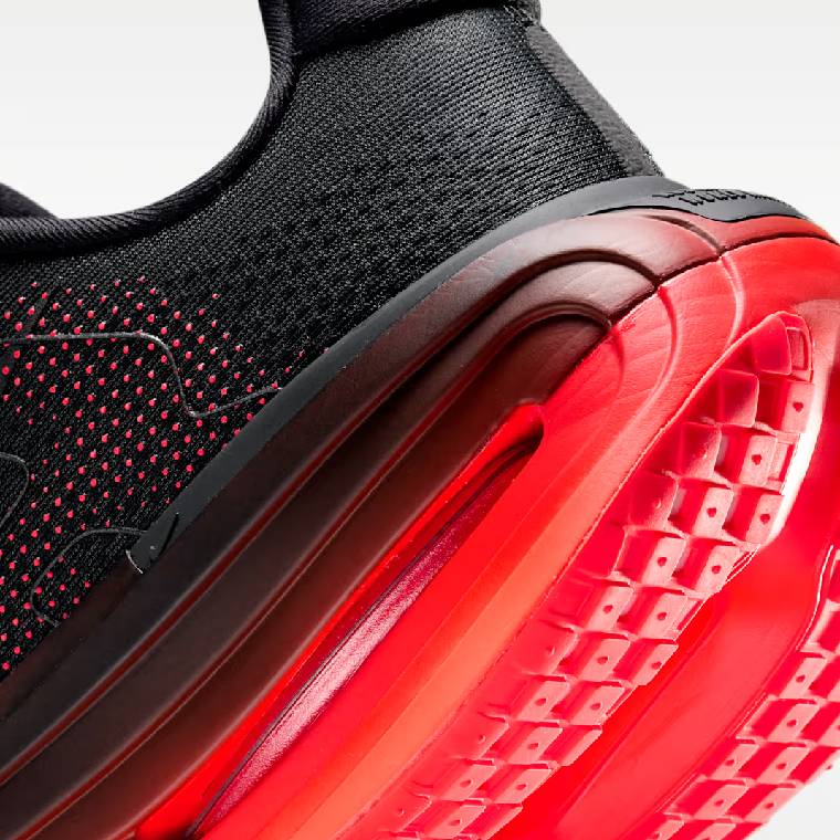 Мъжки маратонки Nike Vomero Premium в черно с червени акценти, изглед към междинната подметка