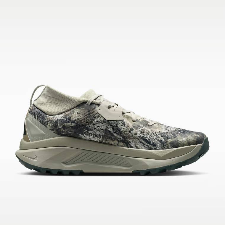 Мъжки маратонки за трейл бягане Nike ACG Zegama с камуфлажен десен и бежова подметка &ndash; страничен изглед 