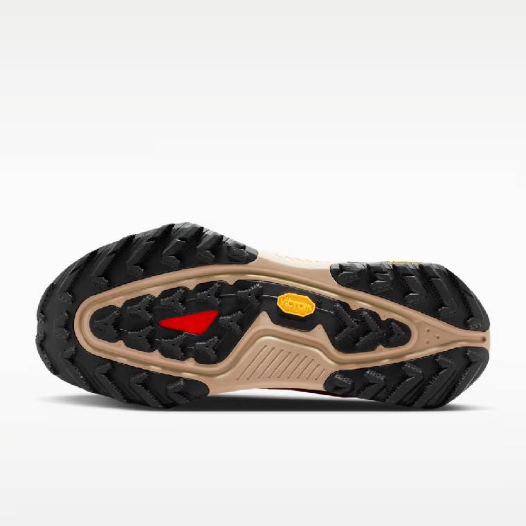 Черно-бежова подметка Vibram Megagrip с жълто лого и червен акцент за максимално сцепление на Nike Zegama Trail